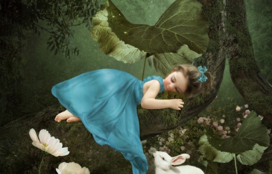 tytto_nukkuu_metsassa_vaaka