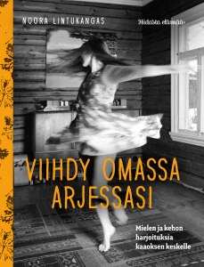 Viihdy omassa_etukansi_vari